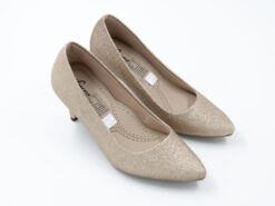 Tacones dorados hermosos