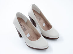 Elegantes tacones beige cómodos