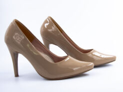 Tacones charolados de color cafe
