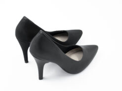 Elegantes tacones negros